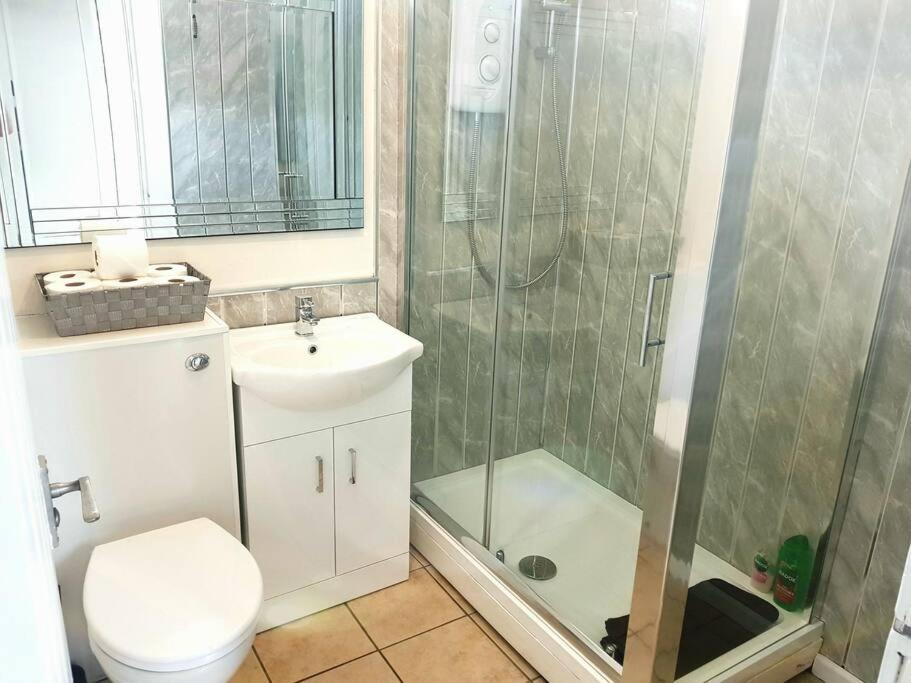 Cosy 2-Bedroom House In Leith Единбург Екстериор снимка