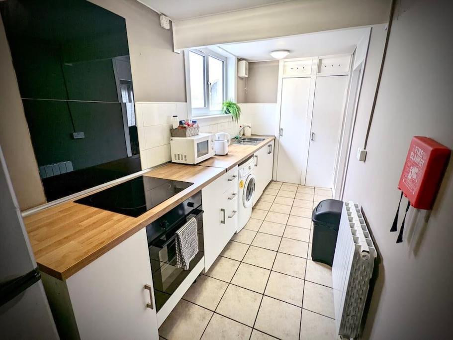 Cosy 2-Bedroom House In Leith Единбург Екстериор снимка