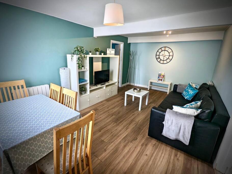 Cosy 2-Bedroom House In Leith Единбург Екстериор снимка